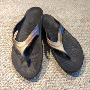 OOFOS OOlala Luxe Thing Sandals Flip Flops Womens 10 Iridescent Recovery Comfort
